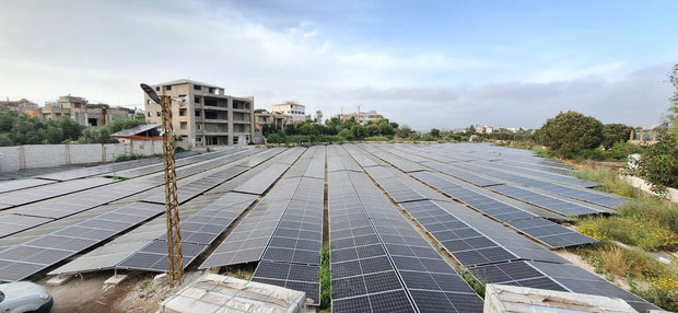 Panneaux solaires installés par AnySolars, captant l'énergie solaire pour une consommation électrique écologique.